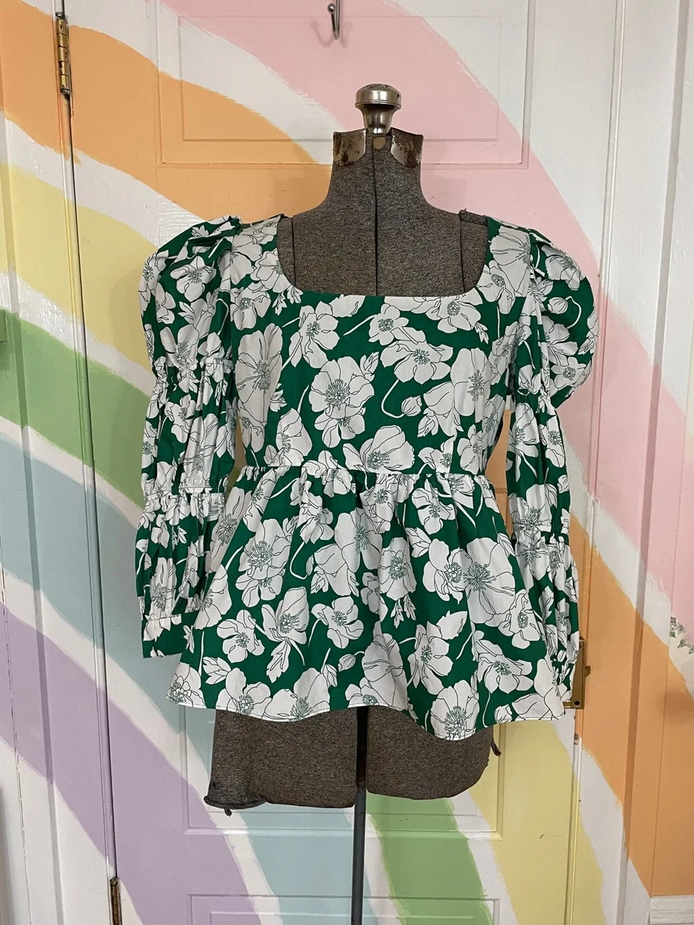 Tuckernuck Hyacinth House Green Floral Clemons Cotton Peplum Top Sz M 💛🎀